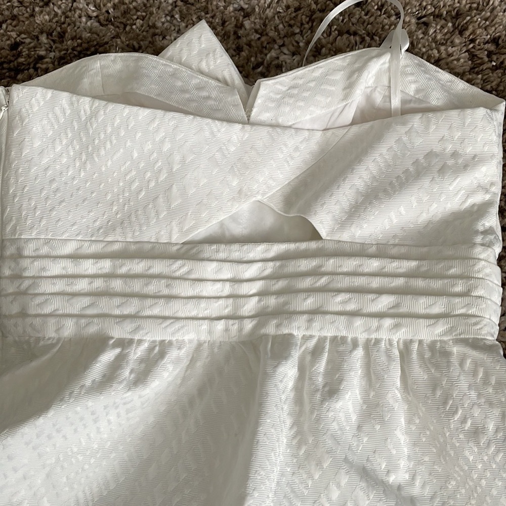 Fabulous white strapless dress. Lined with side bow at bust.